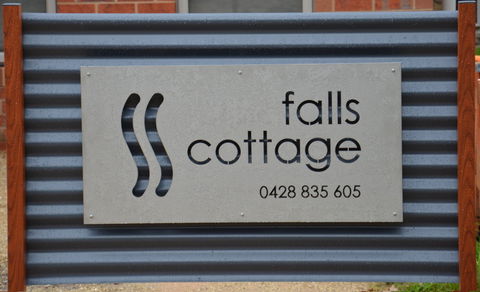 Falls Cottage Whitfield - Lightning Ridge Tourism 0