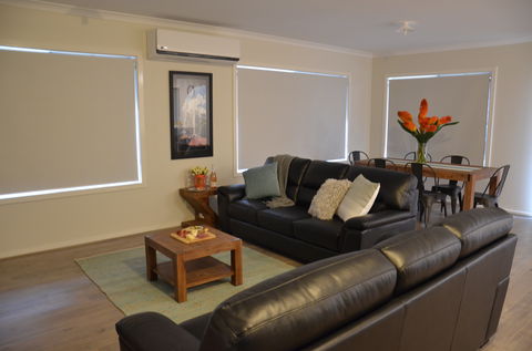 Falls Cottage Whitfield - Lightning Ridge Tourism 2
