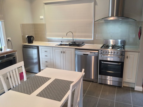 High Peaks Cottages - Lightning Ridge Tourism 2