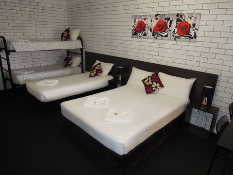 Jackaroo Apartments - Motel - Lightning Ridge Tourism 2