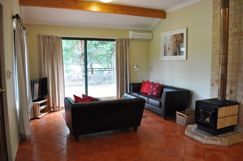 Karri Valley Chalets - Lightning Ridge Tourism 1