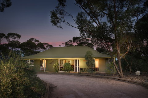 Riverbush Cottages - Lightning Ridge Tourism 0