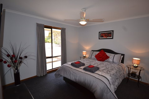 Riverbush Cottages - Lightning Ridge Tourism 2