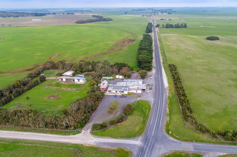 The Bellum Hotel - Lightning Ridge Tourism 0
