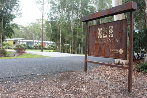 The Francis Retreat - Bonny Hills - Lightning Ridge Tourism 0