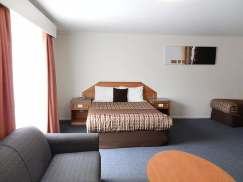 Thunderbird Motel - Lightning Ridge Tourism 2