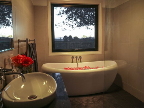 Ballachulish Farm Stay - Lightning Ridge Tourism 0