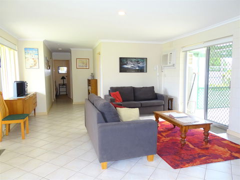 Blanche Place - Lightning Ridge Tourism 1