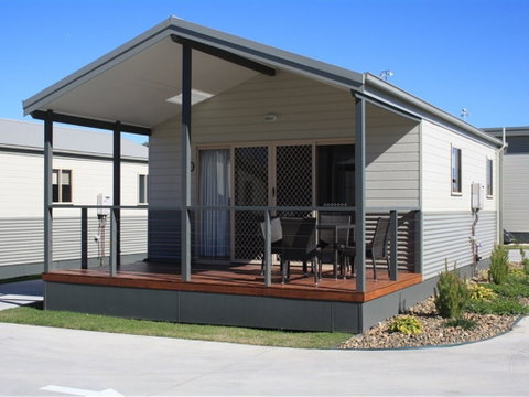Bowlo Holiday Cabins - Lightning Ridge Tourism 0
