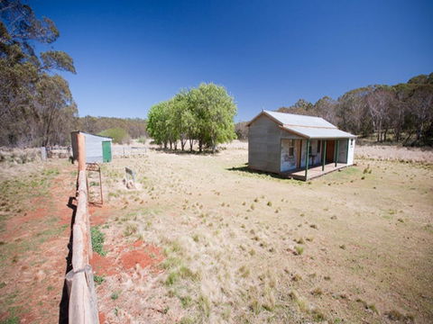 Brackens Hut - Lightning Ridge Tourism 0