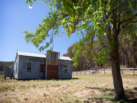 Brackens Hut - Lightning Ridge Tourism 1