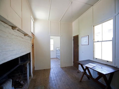 Brackens Hut - Lightning Ridge Tourism 2