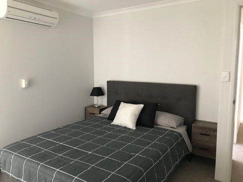 Canalside Family Getaway - Lightning Ridge Tourism 1