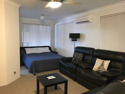 Canalside Family Getaway - Lightning Ridge Tourism 2