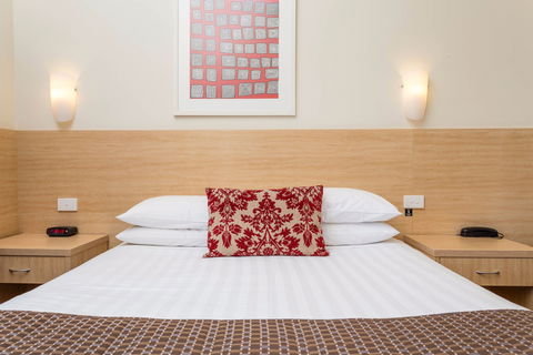 Club Motel And Apartments - Lightning Ridge Tourism 0