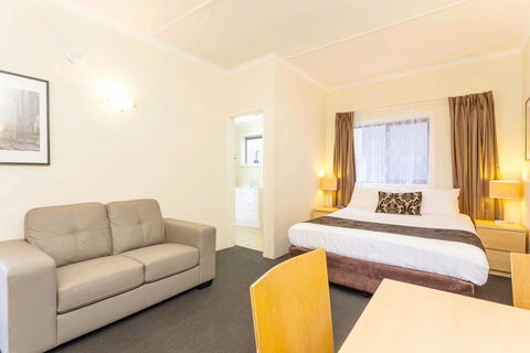 Club Motel And Apartments - Lightning Ridge Tourism 2