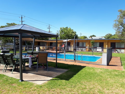 Cootamundra Gardens Motel - Lightning Ridge Tourism 1