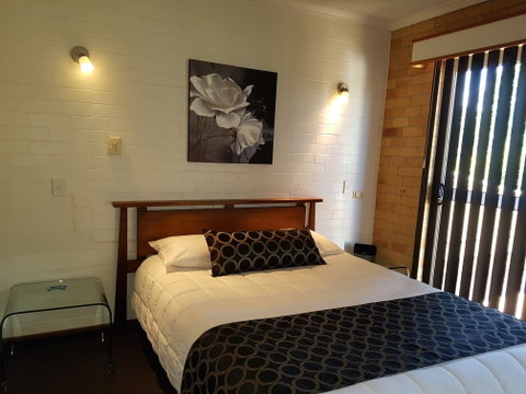 Cousins Motor Inn - Lightning Ridge Tourism 1