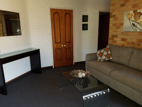 Cousins Motor Inn - Lightning Ridge Tourism 2