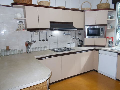 Cross Road Traveller`s Rest - Lightning Ridge Tourism 1