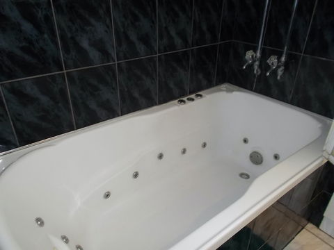 Cross Road Traveller`s Rest - Lightning Ridge Tourism 2