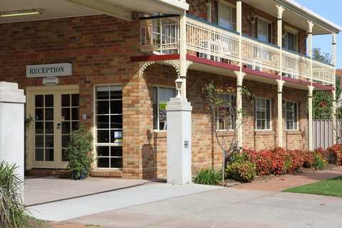 Grand Manor Motor Inn - Lightning Ridge Tourism 0