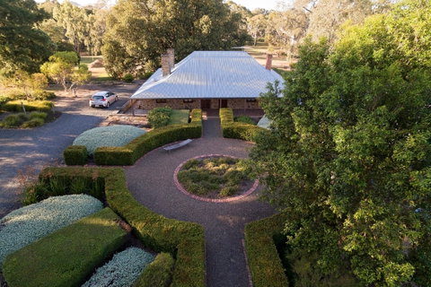 Jacob's Estate Cottage - Lightning Ridge Tourism 0