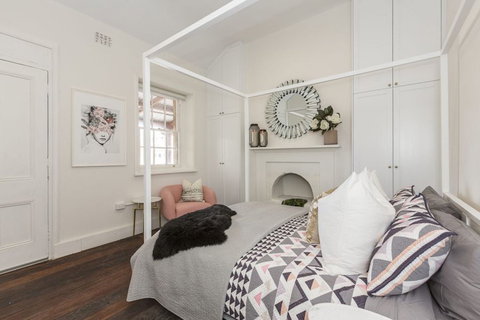 Landmark 1850s Family Fremantle Home - Lightning Ridge Tourism 1