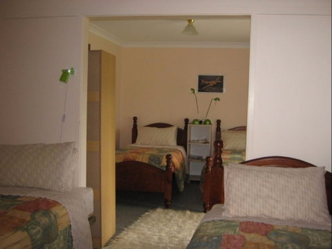 Narromine Aerodrome Tourist Park And Motel - Lightning Ridge Tourism 1