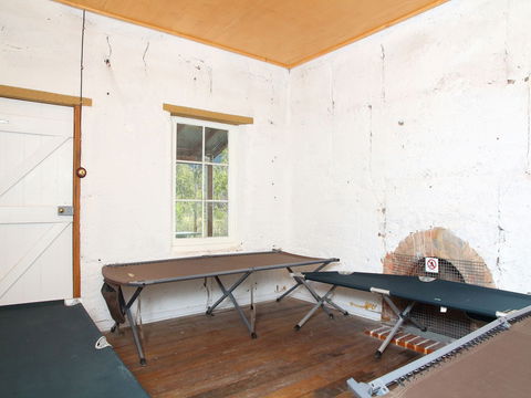 Nil Desperandum - Lightning Ridge Tourism 1