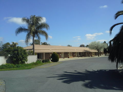 Paradise Lakes Motel - Lightning Ridge Tourism 0