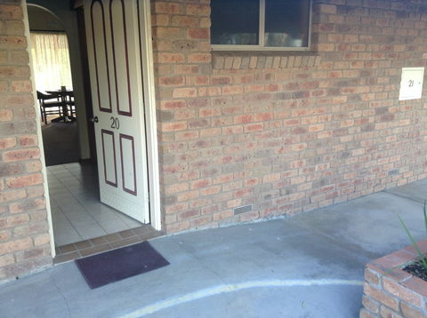 Paradise Lakes Motel - Lightning Ridge Tourism 1