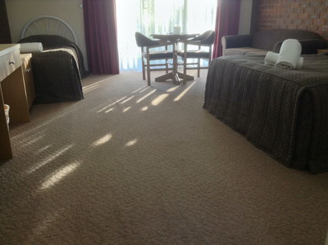 Paradise Lakes Motel - Lightning Ridge Tourism 2