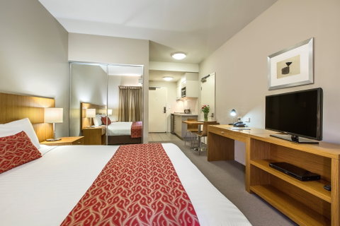 Quest Gladstone - Lightning Ridge Tourism 0