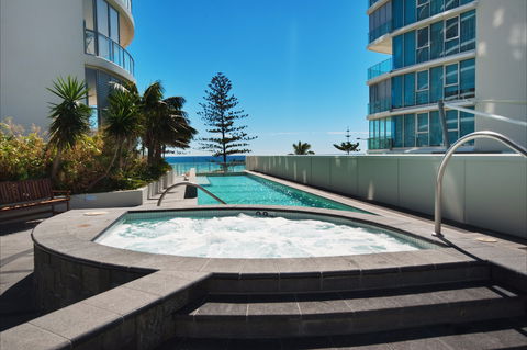 Reflections Coolangatta Beach - Lightning Ridge Tourism 1