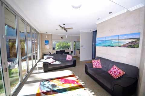 Sun Worship Crescent Head Eco Villas - Lightning Ridge Tourism 2