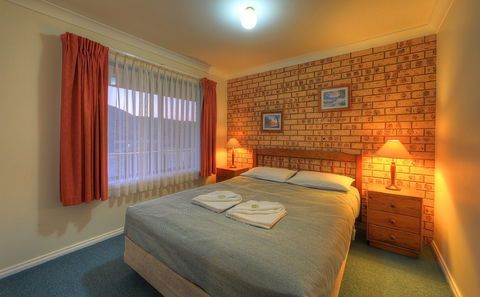 Talbingo Tourist Caravan Park - Lightning Ridge Tourism 0