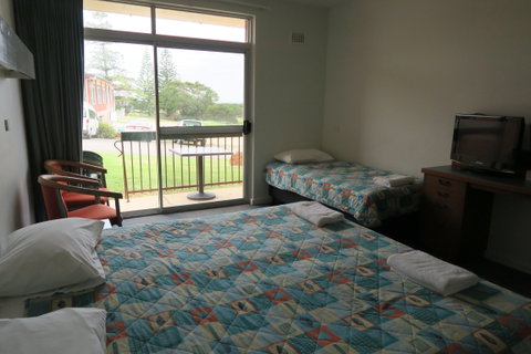 Tathra Hotel - Motel - Lightning Ridge Tourism 2