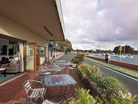 The Waterfront Wynyard - Lightning Ridge Tourism 1
