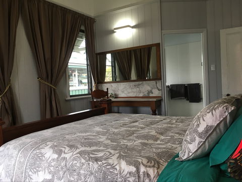 Area 51 Warwick - Lightning Ridge Tourism 2