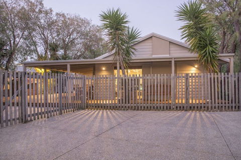 Boardwalk - Lightning Ridge Tourism 0