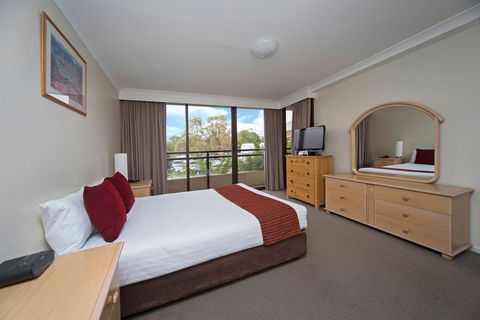 BreakFree Capital Tower - Lightning Ridge Tourism 1