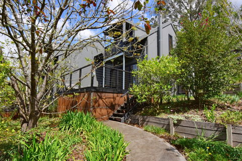 Cloudsong Chalets - Lightning Ridge Tourism 0