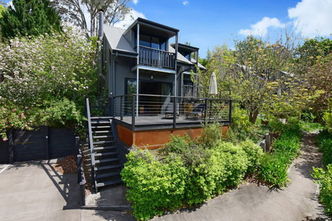 Cloudsong Chalets - Lightning Ridge Tourism 2