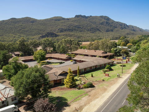 Country Plaza Halls Gap - Lightning Ridge Tourism 1