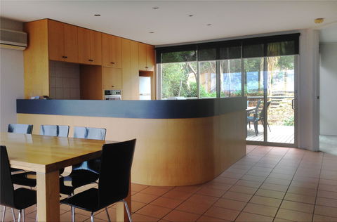 Dlux + Escape @ 83 Great Ocean Road Apartments Lorne - Lightning Ridge Tourism 1
