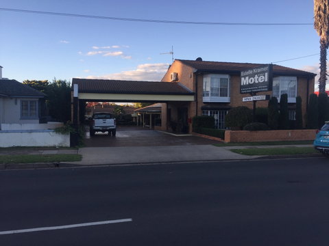 Estelle Kramer Motel - Lightning Ridge Tourism 0