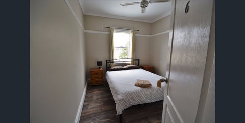 Family Hotel Cootamundra - Lightning Ridge Tourism 0