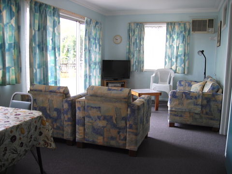 Lisianna Holiday Apartments - Lightning Ridge Tourism 1