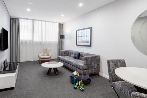 Meriton Suites North Sydney - Lightning Ridge Tourism 2